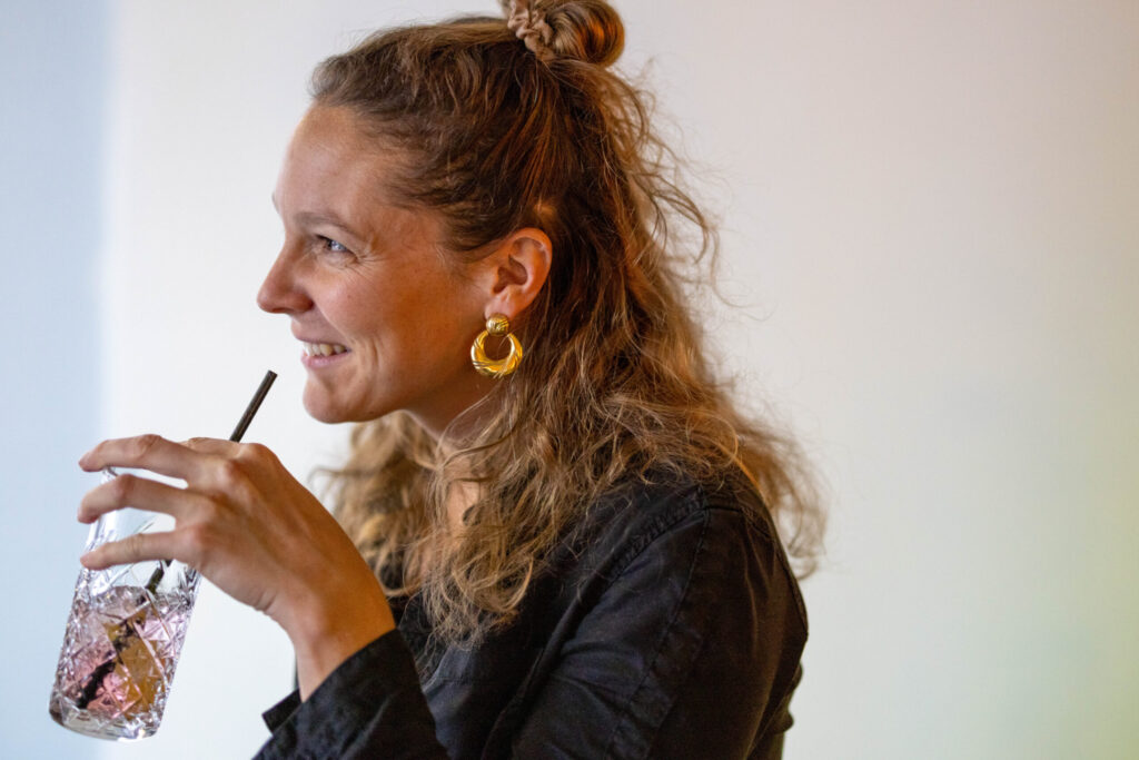 Francesca Schori interessiert einem Gespräch lauschend