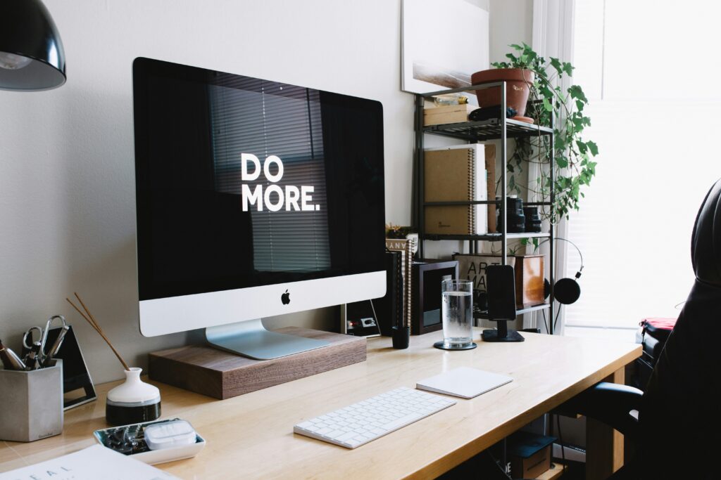 Virtuelle Assistenz Preise iMac mit Slogan Do more Clean desk track pad in Zimmer Foto von unsplash Carl Heyerdah