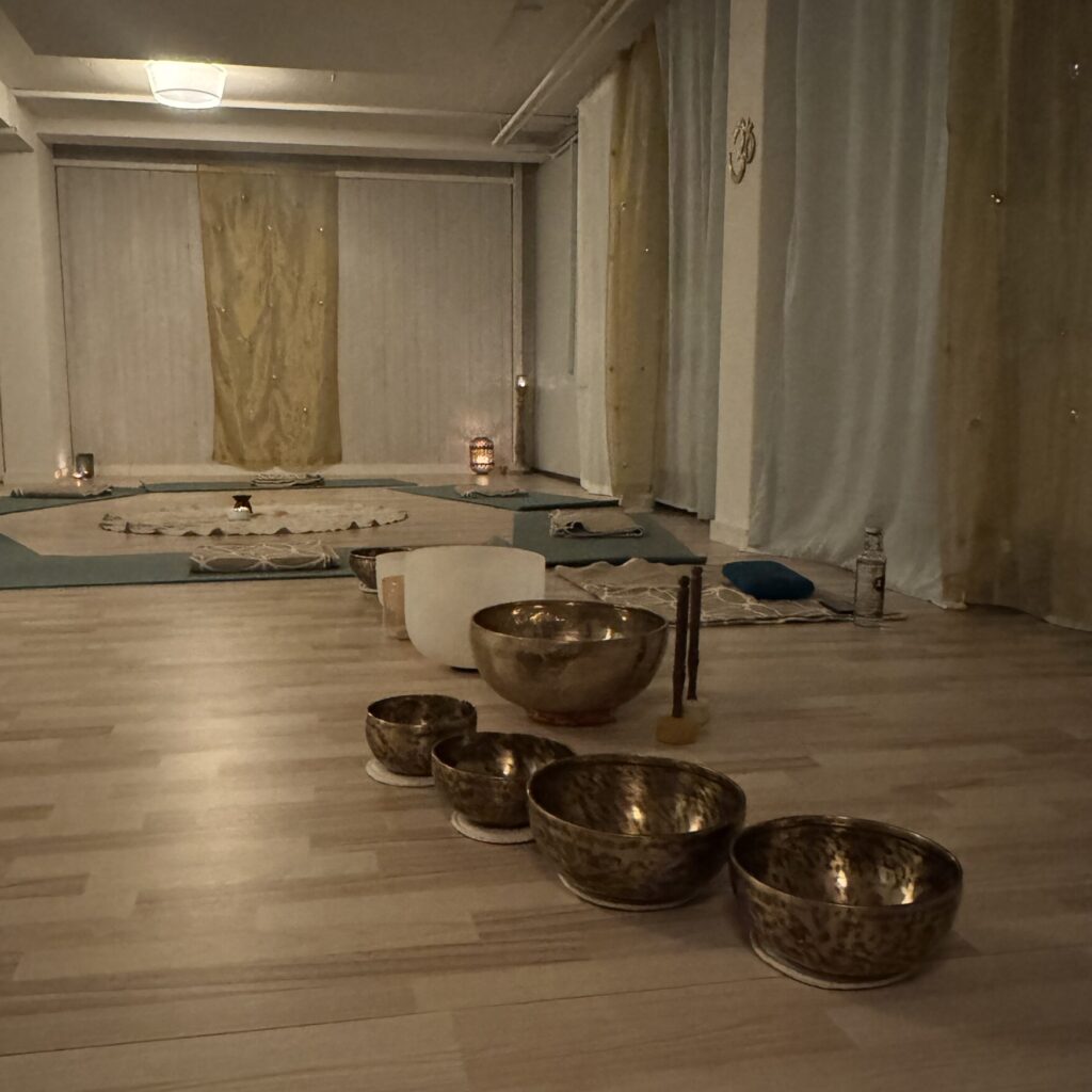 Verschiedene Klangschalen und Instrumente aufgereit.